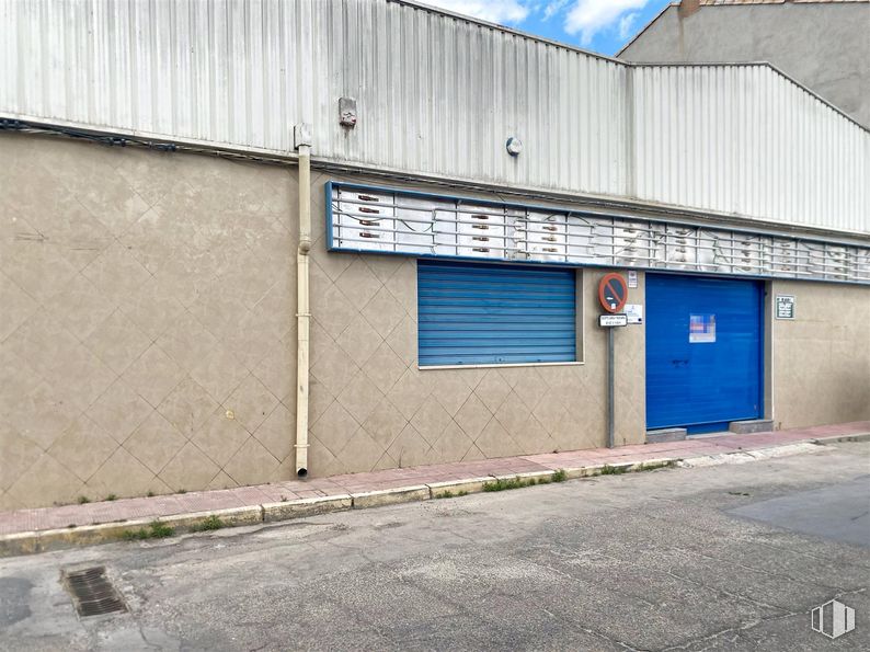 Industrial for sale at Calle Yegros, 34, Mora, Toledo, 45400 with road surface, asphalt, architecture, brick, sky, wood, brickwork, facade, tints and shades and composite material around