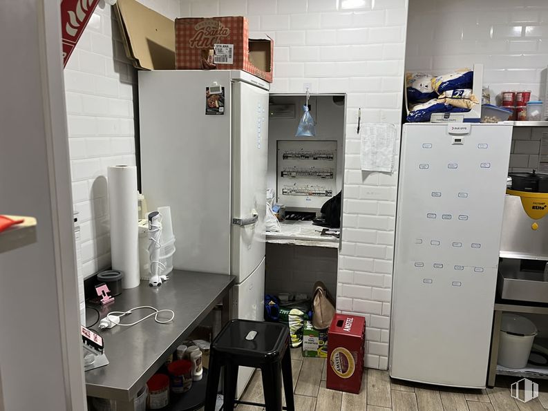 Retail for rent at Zona Ciudad Lineal, Ciudad Lineal, Madrid, 28027 with table, refrigerator, stool, flooring, floor, furniture, room, shelving, shelf and cabinetry around