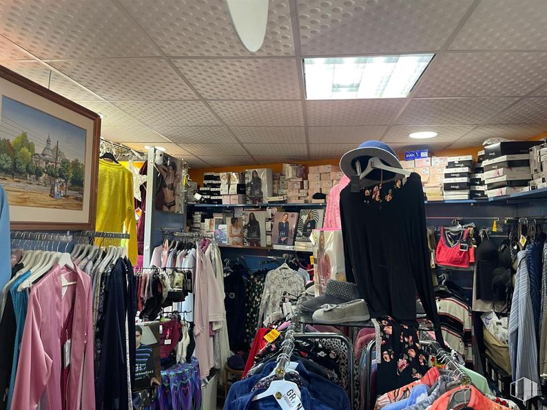 Local en venta en Centro, Moralzarzal, Madrid, 28411 con parte superior, ropa, ropa de calle, marco, venta al por menor, vaqueros, textil, mercado, tienda y percha alrededor