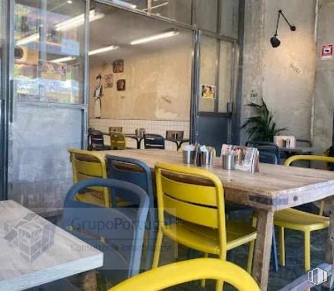 Retail for rent at Zona Almenara, Tetuán, Madrid, 28046 with kitchen & dining room table, chair, table top, table, furniture, interior design, wood, floor, flooring and houseplant around