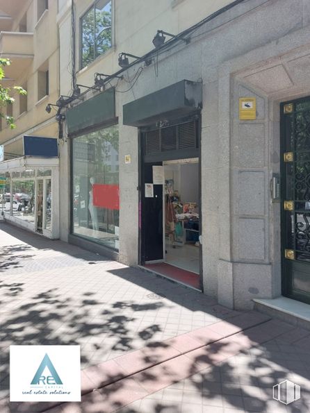 Local en venta en Calle Doctor Esquerdo, Salamanca, Madrid, 28028 con ventana, edificio, puerta, superficie de la carretera, arquitectura, diseño urbano, línea, asfalto, acera y zona residencial alrededor