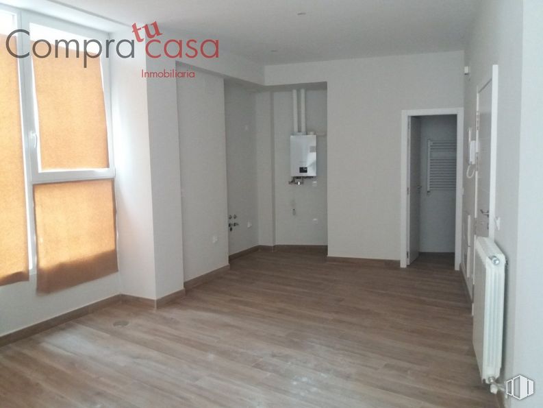 Retail for sale at Casto Histótico, Segovia, 40003 with door, fixture, window, building, wood, flooring, interior design, floor, laminate flooring and hall around