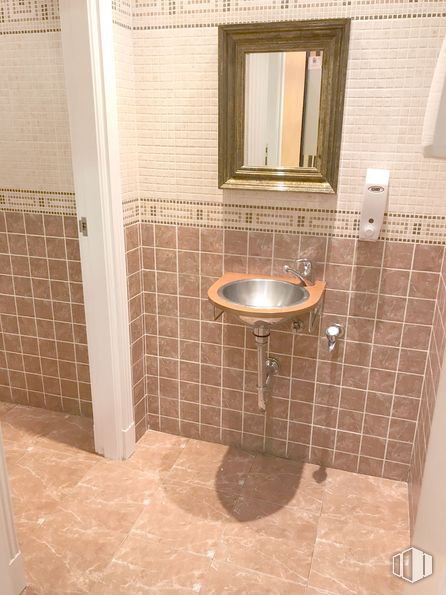 Oficina en alquiler en Calle Clara Campoamor, Collado Villalba, Madrid, 28400 con fregadero, marrón, grifo, arreglo de tubería, lavabo del baño, baño, líquido, madera, diseño de interiores y suelo alrededor