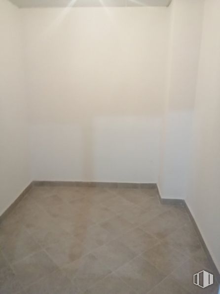 Local en alquiler y venta en Avenida de la Constitución, Móstoles, Madrid, 28931 con edificio, madera, accesorio, suelo, piso, pintura, material compuesto, madera, material de construcción y tinte para madera alrededor