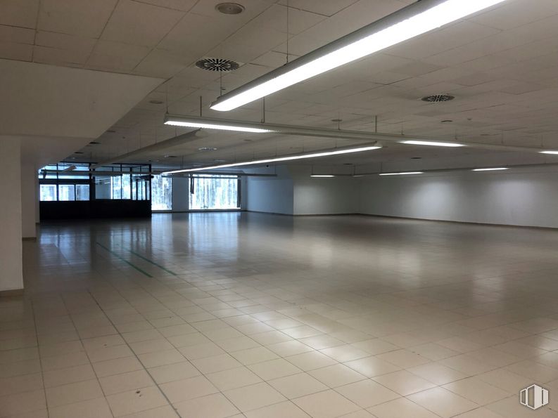 Retail for sale & for rent at Calle Toledo, 17, Sonseca, Toledo, 45100 with lighting, floor, wall, hall, flooring, tile flooring, ceiling, fixture, event and parking around