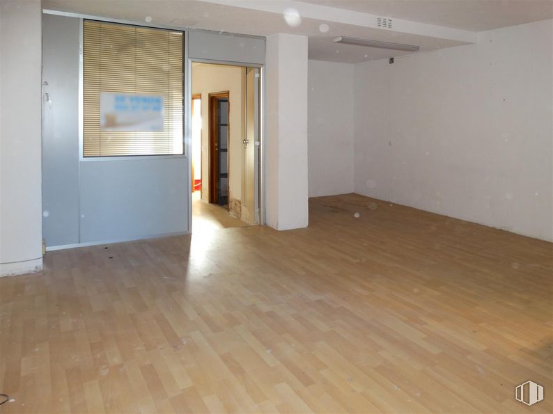 Local en venta en Casco antiguo, Las Rozas de Madrid, Madrid, 28230 con persiana de la ventana, accesorio, hall, madera, interiorismo, suelos, suelo, puerta, inmobiliario y suelo laminado alrededor