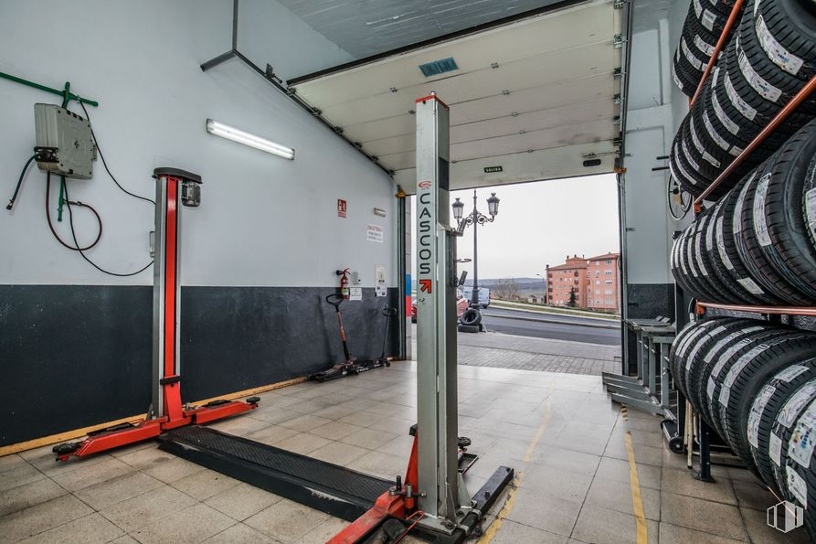 Retail for sale at Calle Manuel Gómez Moreno, Ávila, 05003 with tread, automotive tire, fixture, composite material, gas, engineering, flooring, machine, metal and concrete around