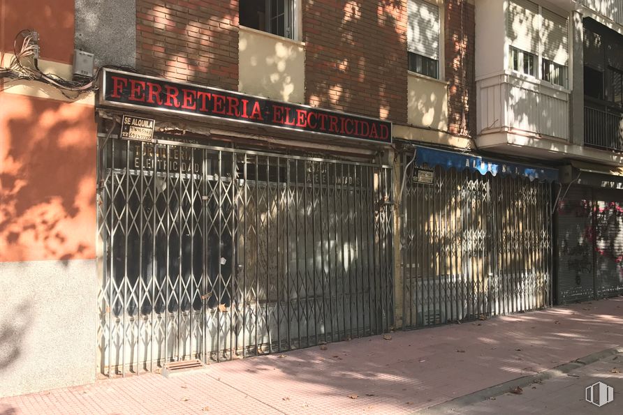 Local en alquiler en Calle Alfonso XII, 13, Móstoles, Madrid, 28934 con edificio, ventana, superficie de la carretera, valla, madera, ladrillo, fachada, carretera, acera y ciudad alrededor