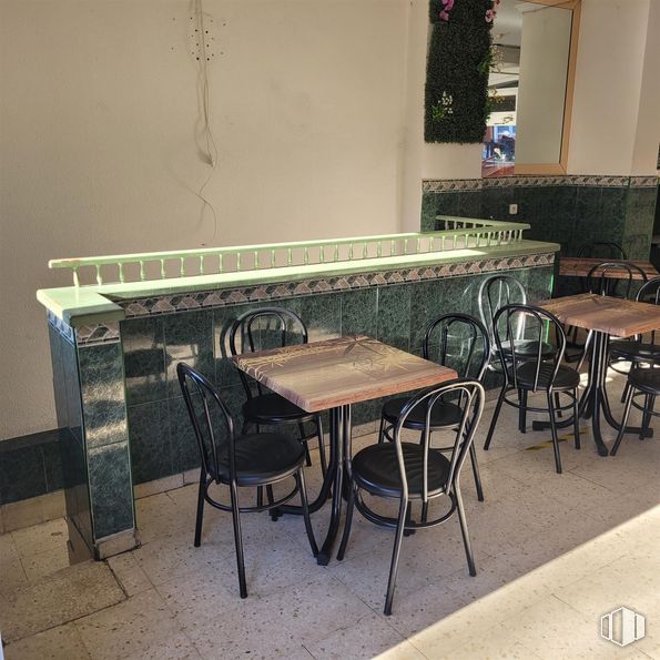 Local en venta en Calle Hornachos, Puente de Vallecas, Madrid, 28053 con silla, mesa de cocina y comedor, mesa, mueble, interiorismo, suelos, suelo, restaurante, vidrio y tinte para madera alrededor