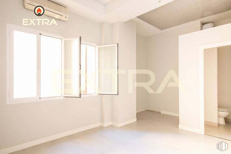 Retail for sale & for rent at Plaza San Amaro, Tetuán, Madrid, 28020 with window, fixture, wood, shade, building, interior design, floor, flooring, door and hall around