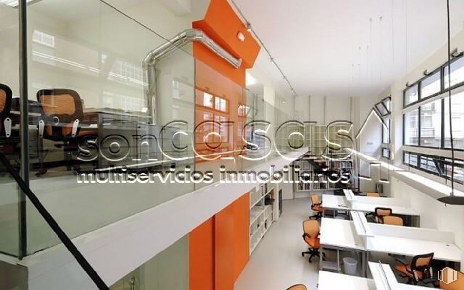 Oficina en alquiler en Zona Centro, Alcobendas, Madrid, 28100 con diseño automovilístico, ventana, naranja, accesorio, edificio, suelo, suelos, estantería, mesa y neumático alrededor