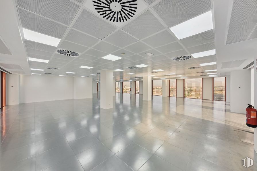 Oficina en alquiler en Edificio Bronce, Avenida Burgos, 8 A, Chamartín, Madrid, 28036 con accesorio, edificio, suelo, suelos, vidrio, hall, planta de interior, techo, evento y espacio alrededor