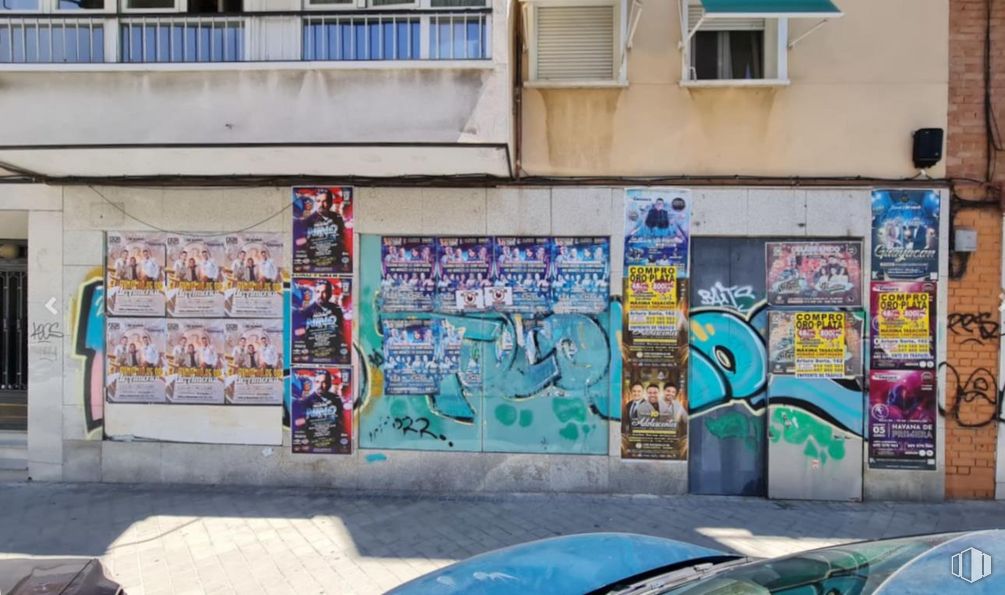 Retail for sale at Avenida Nuestra Señora de Valvanera, Carabanchel, Madrid, 28025 with daytime, window, building, blue, hood, azure, infrastructure, art paint, graffiti and architecture around