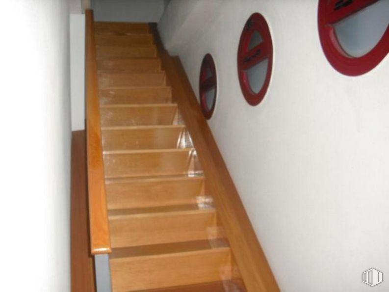 Office for rent at Avenida Guadalajara, 16, Alcalá de Henares, Madrid, 28805 with stairs, wood, paint, varnish, wood stain, hardwood, flooring, baluster, plywood and handrail around