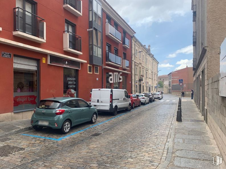 Retail for sale at Calle Jerónimo Gracián, Ávila, 05001 with car, van, window, building, wheel, automotive parking light, land vehicle, tire, sky and vehicle around