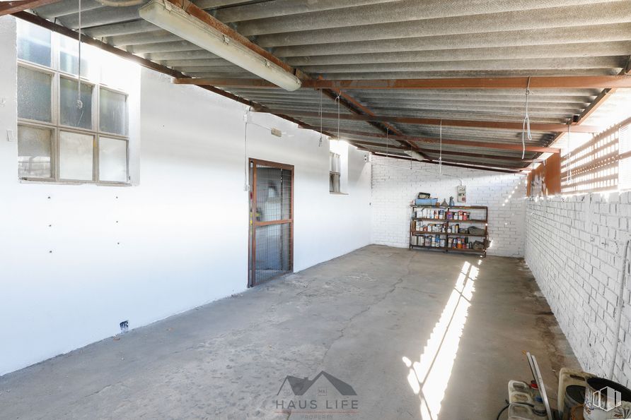 Nave en venta en Polígono La Yegua, Torrejón de Ardoz, Madrid, 28850 con ventana, puerta, madera, pasillo, piso, pavimento, accesorio, bienes inmuebles, techo y viga alrededor