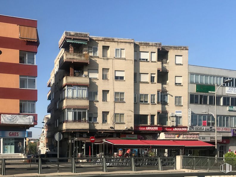 Retail for sale at Calle Honorio Lozano, Collado Villalba, Madrid, 28400 with building, sky, window, urban design, neighbourhood, condominium, house, residential area, tower block and facade around