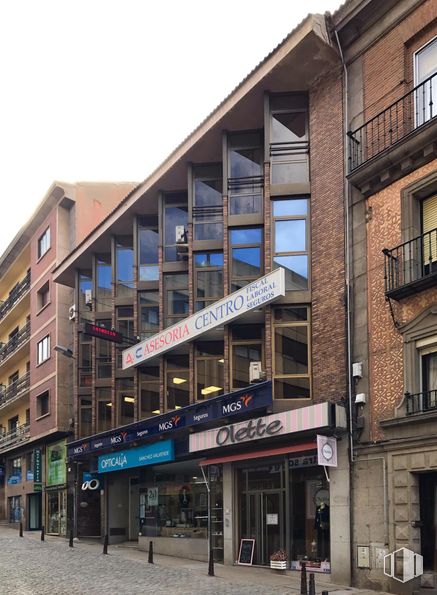 Office for rent at Calle Gobernador Fernández Jiménez, Segovia, 40001 with building, window, sky, urban design, condominium, facade, commercial building, city, metropolitan area and mixed-use around