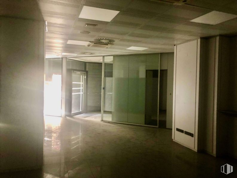 Local en alquiler y venta en Calle Suero de Quiñones, Chamartín, Madrid, 28002 con accesorio, puerta, pasillo, piso, pavimento, propiedad material, techo, tintes y sombras, edificio y vidrio alrededor