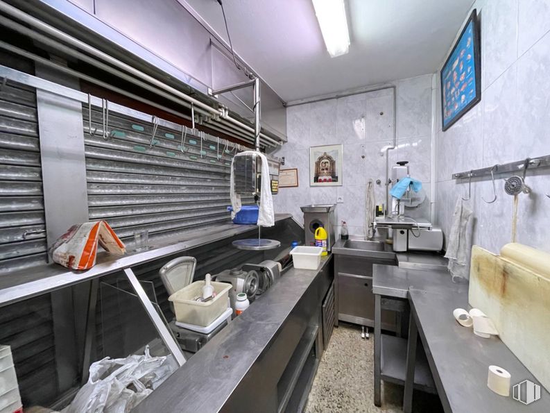 Retail for rent at Calle Cristo Salud, 6, Valdemoro, Madrid, 29342 with light fixture, lighting, interior design, ceiling, flooring, furniture, metal, kitchen, plumbing and countertop around