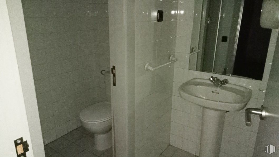 Retail for sale & for rent at Calle Pérez Ayuso, 1, Chamartín, Madrid, 28002 with toilet, sink, mirror, plumbing fixture, tap, building, bathroom, bathroom sink, black and fixture around