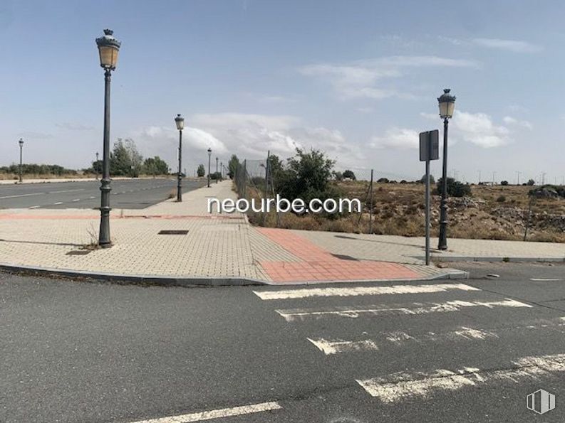 Land for sale at Calle Albacete, Ávila, 05004 with street light, sky, cloud, road surface, asphalt, plant, tree, tar, urban design and sidewalk around