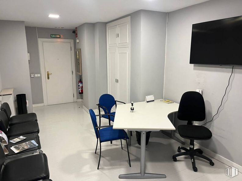 Oficina en alquiler en Paseo Habana, Chamartín, Madrid, 28036 con silla, televisión, puerta, mesa, electrodoméstico, mueble, interiorismo, suelos, suelo y alumbrado alrededor