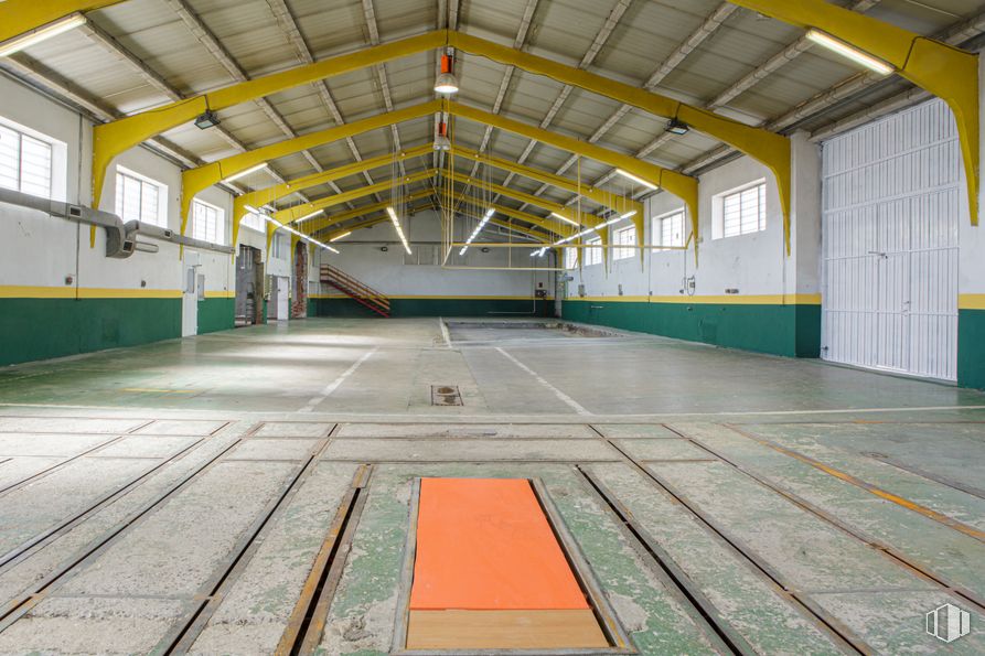 Industrial for sale & for rent at Calle Río Esla, Ávila, 05004 with flooring, floor, ceiling, sports venue, hall, field house, beam, design, building material and paint around