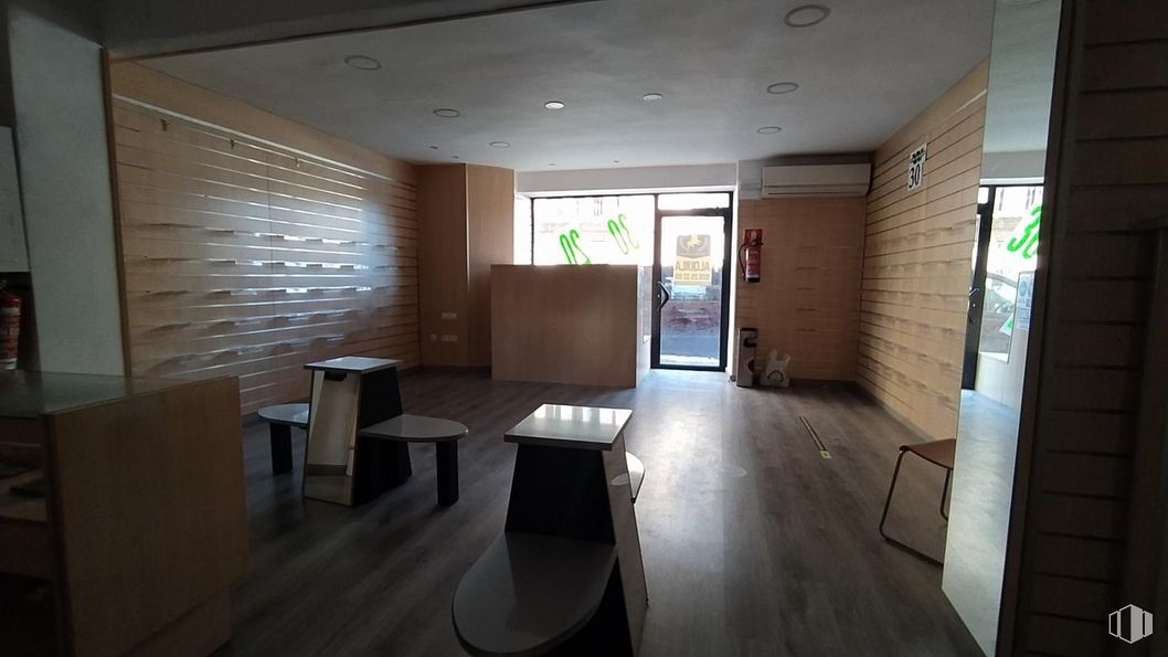 Retail for rent at Zona Centro, Ávila, 05001 with property, furniture, interior design, wood, fixture, houseplant, architecture, floor, plant and flooring around