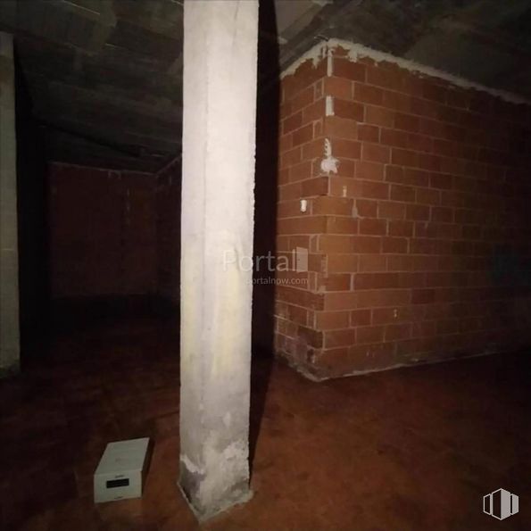 Retail for sale at Calle Manzanar, Recas, Toledo, 45211 with lighting, wood, building, house, floor, flooring, gas, brickwork, tints and shades and building material around