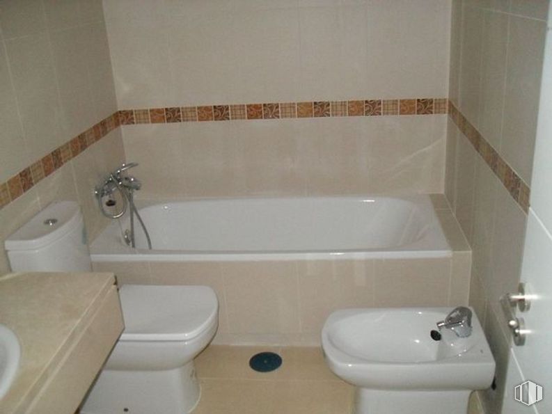 Office for sale at Calle Venta Arriba, Olías del Rey, Toledo, 45280 with toilet, brown, bathtub, plumbing fixture, property, tap, white, bathroom, fluid, fixture and plumbing around