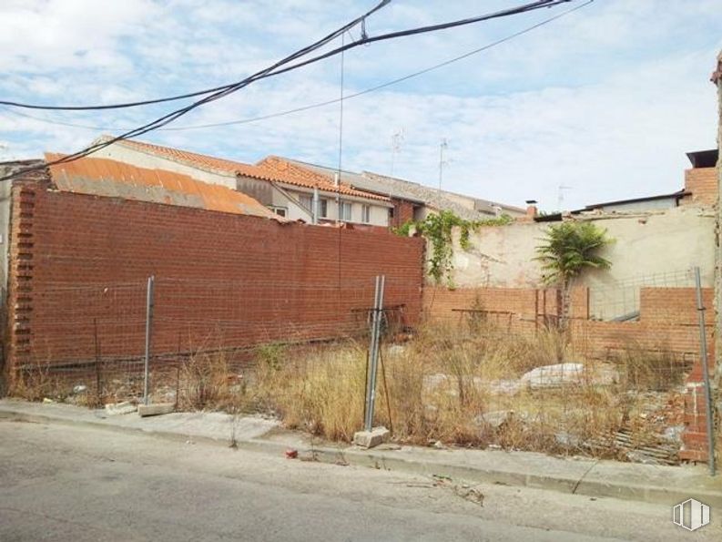 Land for sale at Calle General Moscardó, 17, Carmena, Toledo, 45531 with building, cloud, plant, sky, land lot, road surface, wood, asphalt, residential area and brick around