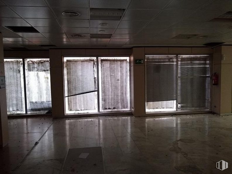 Retail for sale at Calle Toledo, 5, Getafe, Madrid, 28901 with window blind, window, fixture, floor, wood, flooring, shade, tints and shades, building and glass around