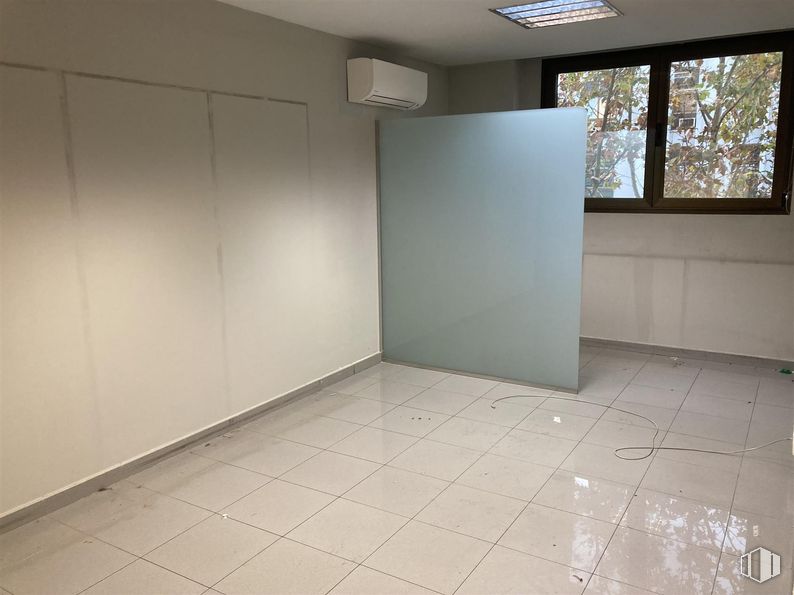 Oficina en alquiler en Avenida Reyes Catolicos, 2, Majadahonda, Madrid, 28220 con ventana, lámpara, alumbrado, suelos, suelo, interiorismo, techo, vidrio, azulejo y suelo de baldosas alrededor