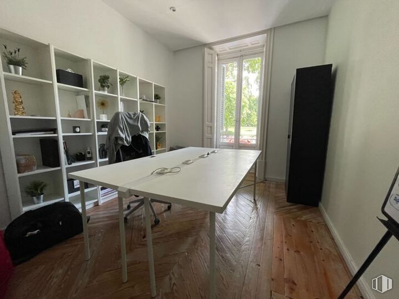 Oficina en alquiler en Calle Alfonso XII, 8, Retiro, Madrid, 28014 con mesa, propiedad, mueble, accesorio, madera, interiorismo, suelos, ventana, suelo y hall alrededor