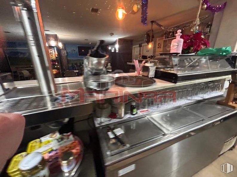 Retail for sale at Centro, Seseña, Toledo, 45223 with countertop, restaurant, kitchen appliance, food, light fixture, fast food restaurant, home appliance, bar, fast food and cooking around