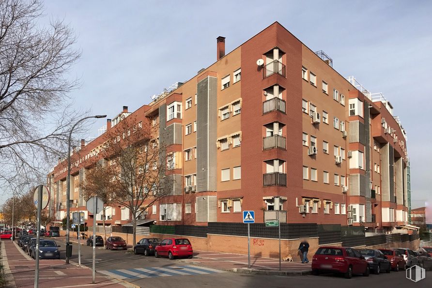 Local en alquiler y venta en Calle Villaverde, 2, Parla, Madrid, 28980 con coche, edificio, cielo, rueda, propiedad, ventana, vehículo, neumático, infraestructura y árbol alrededor