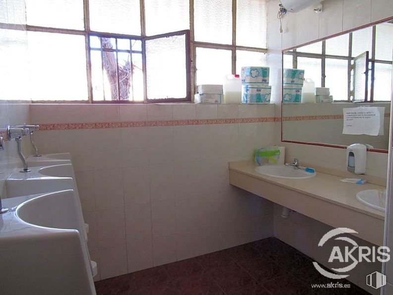 Industrial for sale at Calle Río Torviscal, Toledo, 45007 with sink, tap, mirror, property, plumbing fixture, fixture, window, interior design, architecture and flooring around