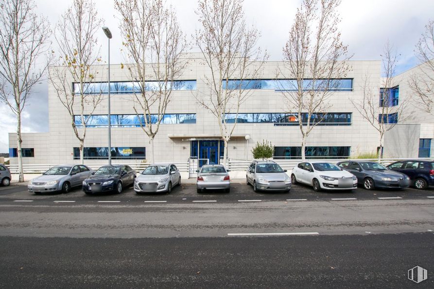 Oficina en alquiler en Calle Perú, Las Rozas de Madrid, Madrid, 28290 con coche, edificio, luz de estacionamiento, rueda, neumático, vehículo, cielo, iluminación del automóvil, vehículo de motor y nube alrededor