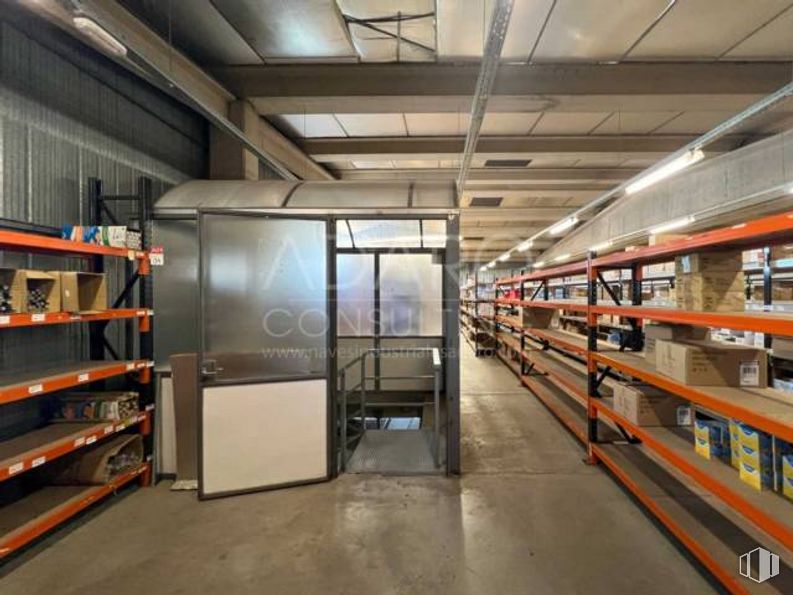 Nave en alquiler en Zona industrial Leganés, Leganés, Madrid, 28914 con mueble, edificio, suelo, madera, estantería, accesorio, venta al por menor, estante, ingeniería y suelos alrededor