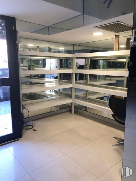 Retail for rent at Calle Rey, Aranjuez, Madrid, 28300 with shelving, flooring, interior design, floor, shelf, glass, commercial building, ceiling, transparency and retail around