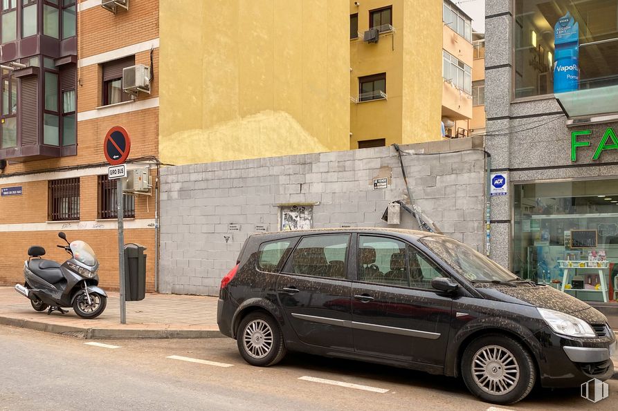 Land for sale at Zona Villa de Vallecas, Puente de Vallecas, Madrid, 28053 with wheel, tire, car, motorcycle, land vehicle, window, vehicle, building, automotive tire and motor vehicle around