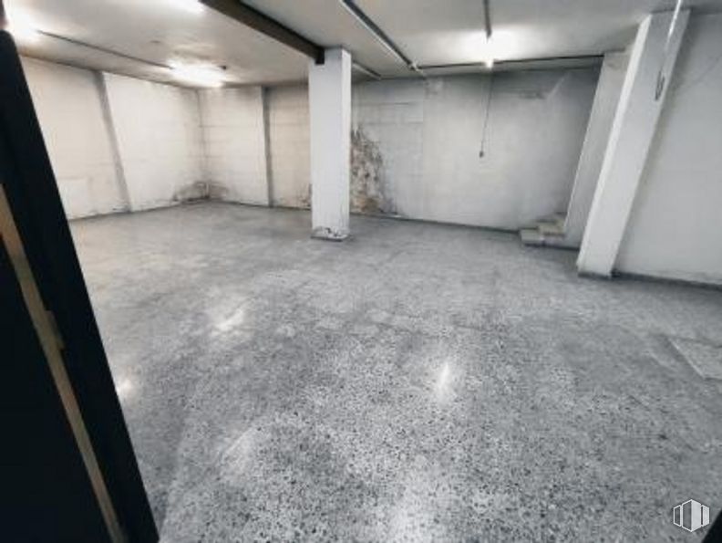 Retail for sale at Plaza Islas Azores, Fuencarral - El Pardo, Madrid, 28034 with floor, flooring, composite material, tints and shades, concrete, darkness, ceiling, room, road and monochrome around