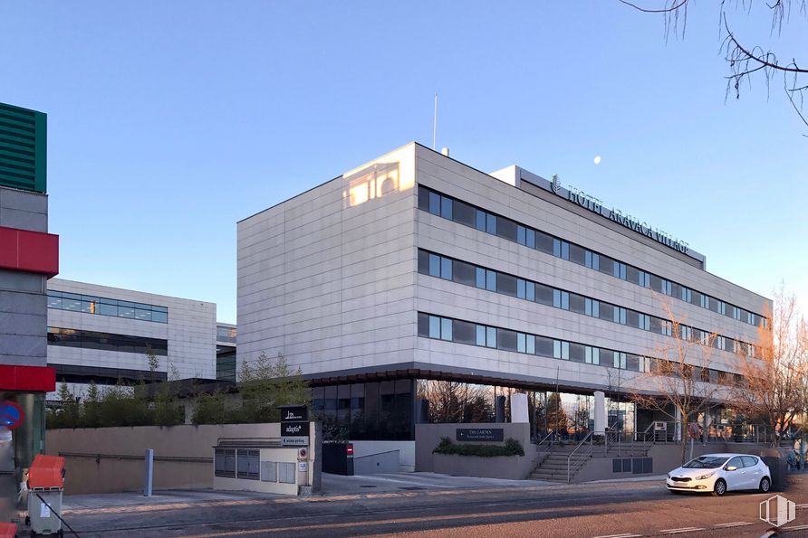 Office for rent at Complejo Aravaca Village, Camino Zarzuela, 19-21, Moncloa - Aravaca, Madrid, 28023 with building, sky, urban design, tower block, window, commercial building, street light, facade, wheel and condominium around