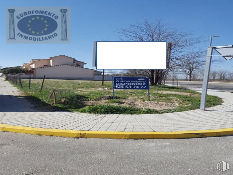 Land for sale at Calle Núñez de Balboa, 2, Yuncos, Toledo, 45210 with street light, sky, plant, property, building, architecture, land lot, road surface, asphalt and grass around