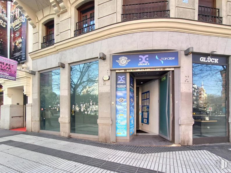 Local en alquiler en Calle Alcalá, Salamanca, Madrid, 28009 con ventana, edificio, arquitectura, accesorio, fachada, puerta, fuente, ciudad, carretera y edificio comercial alrededor