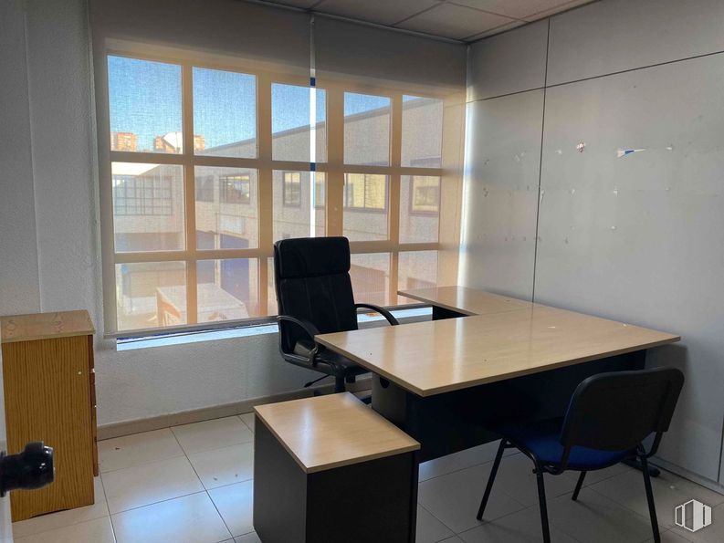 Industrial for rent at Zona Vallecas, Villa de Vallecas, Madrid, 28031 with chair, window, desk, furniture, flooring, floor, interior design, office chair, table and lighting around