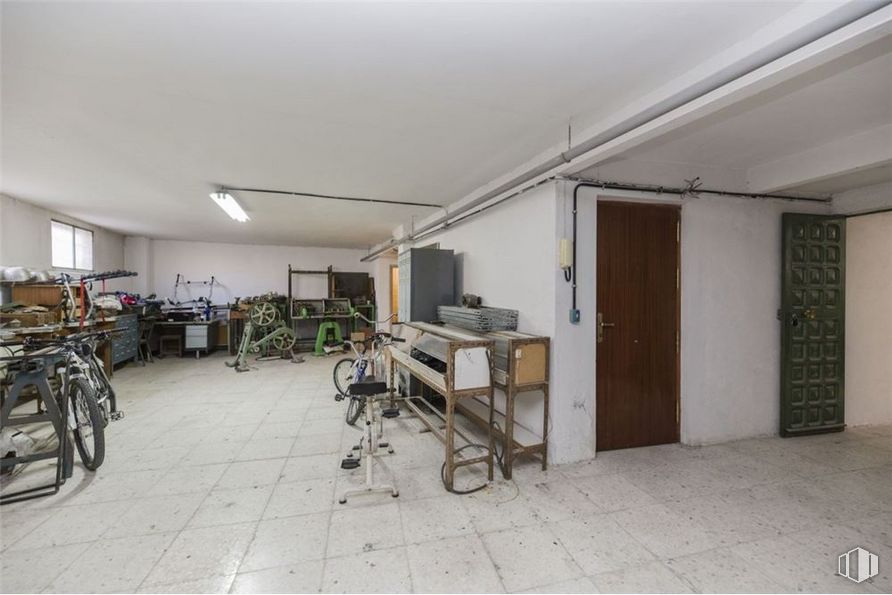 Retail for sale at Calle Radio, 32, Carabanchel, Madrid, 28019 with furniture, tire, door, bicycle, wheel, interior design, hall, building, floor and flooring around