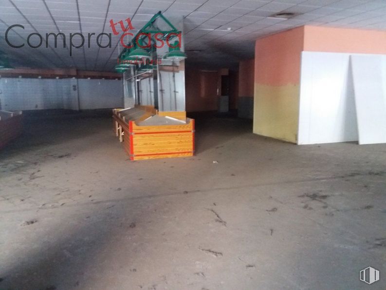 Retail for sale & for rent at Avenida Obispo Quesada, Segovia, 40006 with box, tire, wood, asphalt, floor, building, flooring, road surface, gas and wheel around