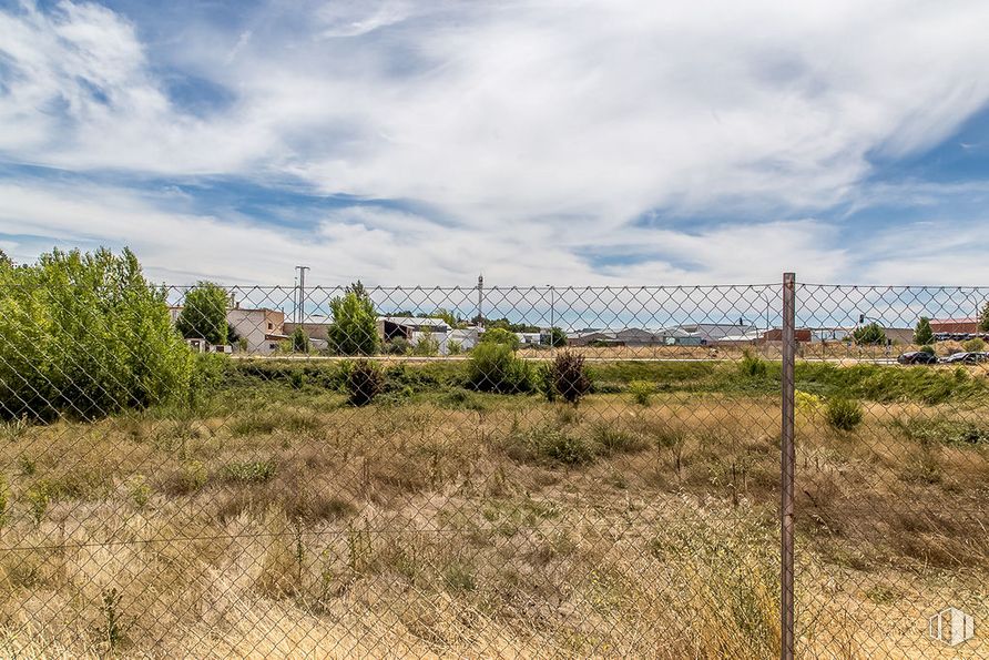 Suelo en venta en Calle María Luisa Menéndez Calleja, Cuenca, 16003 con nube, cielo, planta, paisaje natural, valla, terreno, cercas de alambre, árbol, electricidad y línea eléctrica aérea alrededor